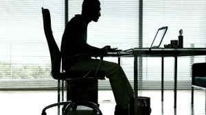 size_810_16_9_homem-sentado