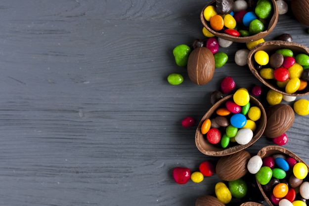 bombons-brilhantes-em-ovos-de-chocolate_23-2147761184